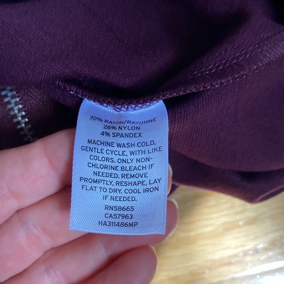 NWT Halogen Burgundy Pencil Skirt - Size 0P - Picture 7 of 7